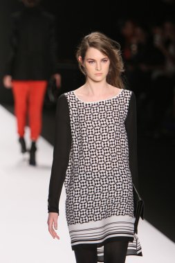 New york - Şubat 10: manken rebecca minkoff sonbahar kış 2012 tanıtım için pist lincoln Center'da 10 Şubat 2012 tarihinde new york moda haftasında yürür