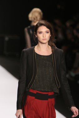 New york - Şubat 10: manken rebecca minkoff sonbahar kış 2012 tanıtım için pist lincoln Center'da 10 Şubat 2012 tarihinde new york moda haftasında yürür