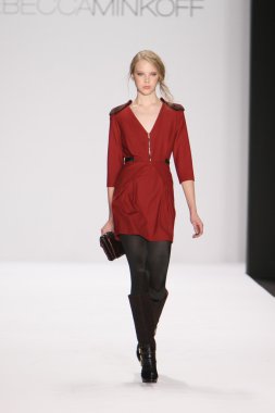 New york - Şubat 10: manken rebecca minkoff sonbahar kış 2012 tanıtım için pist lincoln Center'da 10 Şubat 2012 tarihinde new york moda haftasında yürür
