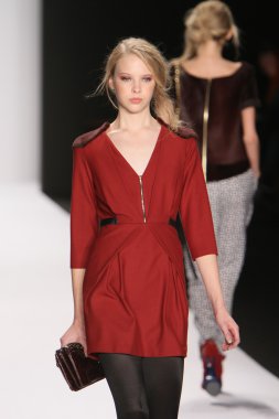 New york - Şubat 10: manken rebecca minkoff sonbahar kış 2012 tanıtım için pist lincoln Center'da 10 Şubat 2012 tarihinde new york moda haftasında yürür