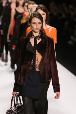 New york - Şubat 10: modelleri yürüyüş pist rebecca minkoff için sonbahar kış 2012 sunu lincoln Center'da 10 Şubat 2012 tarihinde new york moda haftası sırasında