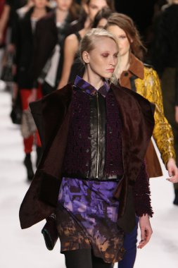 New york - Şubat 10: modelleri yürüyüş pist rebecca minkoff için sonbahar kış 2012 sunu lincoln Center'da 10 Şubat 2012 tarihinde new york moda haftası sırasında