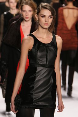 New york - Şubat 10: modelleri yürüyüş pist rebecca minkoff için sonbahar kış 2012 sunu lincoln Center'da 10 Şubat 2012 tarihinde new york moda haftası sırasında