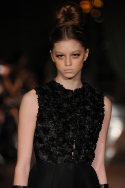 New york, ny - Şubat 10: model yürür pist victor de souza sonbahar kış 2012 moda şovunda mercedes-benz moda haftası sırasında çardak Hotel'de 10 Şubat 2012 tarihinde