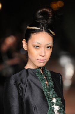 New york, ny - Şubat 10: model yürür pist victor de souza sonbahar kış 2012 moda şovunda mercedes-benz moda haftası sırasında çardak Hotel'de 10 Şubat 2012 tarihinde