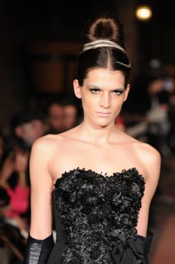 New york, ny - Şubat 10: model yürür pist victor de souza sonbahar kış 2012 moda şovunda mercedes-benz moda haftası sırasında çardak Hotel'de 10 Şubat 2012 tarihinde