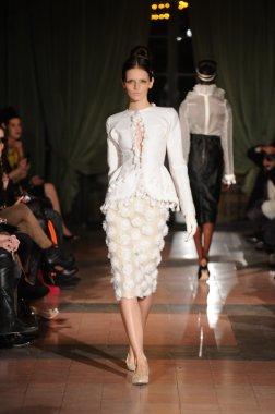 New york, ny - Şubat 10: model yürür pist victor de souza sonbahar kış 2012 moda şovunda mercedes-benz moda haftası sırasında çardak Hotel'de 10 Şubat 2012 tarihinde