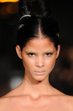 New york, ny - Şubat 10: model yürür pist victor de souza sonbahar kış 2012 moda şovunda mercedes-benz moda haftası sırasında çardak Hotel'de 10 Şubat 2012 tarihinde