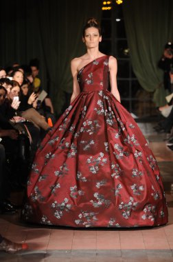 New york, ny - Şubat 10: model yürür pist victor de souza sonbahar kış 2012 moda şovunda mercedes-benz moda haftası sırasında çardak Hotel'de 10 Şubat 2012 tarihinde