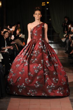 New york, ny - Şubat 10: model yürür pist victor de souza sonbahar kış 2012 moda şovunda mercedes-benz moda haftası sırasında çardak Hotel'de 10 Şubat 2012 tarihinde