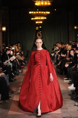 New york, ny - Şubat 10: model yürür pist victor de souza sonbahar kış 2012 moda şovunda mercedes-benz moda haftası sırasında çardak Hotel'de 10 Şubat 2012 tarihinde