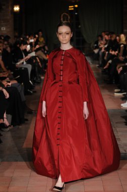 New york, ny - Şubat 10: model yürür pist victor de souza sonbahar kış 2012 moda şovunda mercedes-benz moda haftası sırasında çardak Hotel'de 10 Şubat 2012 tarihinde