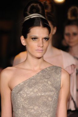 New york, ny - Şubat 10: model yürür pist victor de souza sonbahar kış 2012 moda şovunda mercedes-benz moda haftası sırasında çardak Hotel'de 10 Şubat 2012 tarihinde