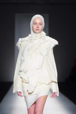 New york - Şubat 10: manken pist parkchoonmoo sonbahar kış 2012 tanıtımı için new york moda haftası 10 Şubat 2012 NY lincoln Center'da yürür