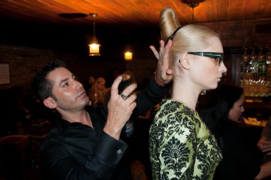 New york, ny - Şubat 10: victor de souza için hazırlanıyor modeli sonbahar kış 2012 defile mercedes-benz moda haftası sırasında çardak otel Teras