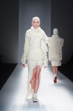 New york - Şubat 10: manken pist parkchoonmoo sonbahar kış 2012 tanıtımı için new york moda haftası 10 Şubat 2012 NY lincoln Center'da yürür