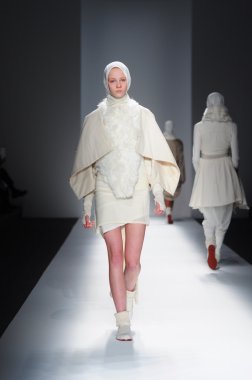 New york - Şubat 10: manken pist parkchoonmoo sonbahar kış 2012 tanıtımı için new york moda haftası 10 Şubat 2012 NY lincoln Center'da yürür