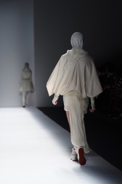 New york - Şubat 10: manken pist parkchoonmoo sonbahar kış 2012 tanıtımı için new york moda haftası 10 Şubat 2012 NY lincoln Center'da yürür