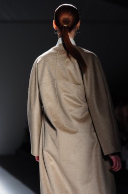 New york - Şubat 10: manken pist parkchoonmoo sonbahar kış 2012 tanıtımı için new york moda haftası 10 Şubat 2012 NY lincoln Center'da yürür