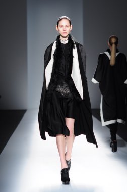 New york - Şubat 10: manken pist parkchoonmoo sonbahar kış 2012 tanıtımı için new york moda haftası 10 Şubat 2012 NY lincoln Center'da yürür