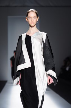 New york - Şubat 10: manken pist parkchoonmoo sonbahar kış 2012 tanıtımı için new york moda haftası 10 Şubat 2012 NY lincoln Center'da yürür