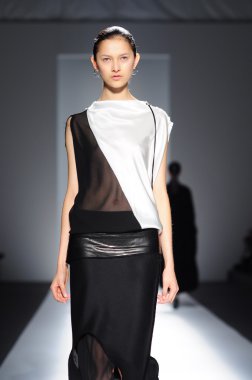 New york - Şubat 10: manken pist parkchoonmoo sonbahar kış 2012 tanıtımı için new york moda haftası 10 Şubat 2012 NY lincoln Center'da yürür