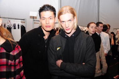 New york - Şubat 10: bir model lincoln Center'da 10 Şubat 2012 tarihinde new york moda haftası sırasında kuliste parkchoonmoo sonbahar kış 2012 tanıtımı için hazır olun