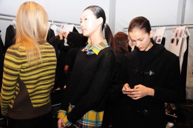 New york - Şubat 10: modelleri sahne arkasına parkchoonmoo sonbahar kış 2012 tanıtımı için hazır olsun lincoln Center'da new york moda haftası 10 Şubat 2012