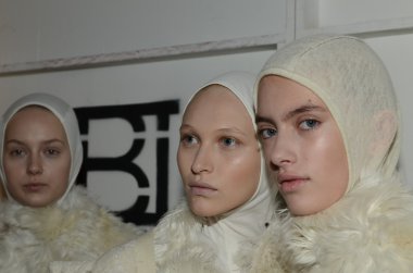 New york - Şubat 10: modelleri sahne arkasına parkchoonmoo sonbahar kış 2012 tanıtımı için hazır olsun lincoln Center'da new york moda haftası 10 Şubat 2012