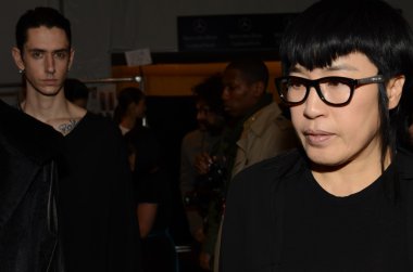 New York - Şubat 10: Designer Choonmoo Park (R) alır Parkchoonmoo sonbahar kış 2012 sunu Lincoln Center'da New York Moda Haftası sırasında sahne arkasında hazır