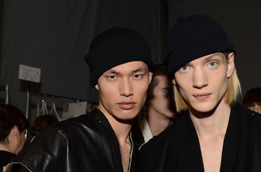 New york - Şubat 10: modelleri sahne arkasına parkchoonmoo sonbahar kış 2012 tanıtımı için hazır olsun lincoln Center'da new york moda haftası 10 Şubat 2012