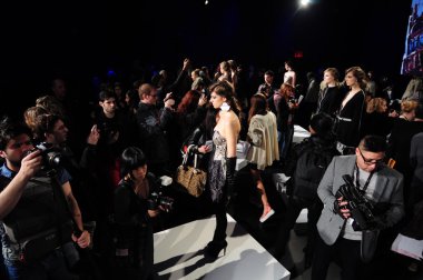 New york - Şubat 10: modelleri pozlar katya leonovich, lincoln Merkezi kutusunda new York'ta kış 2012 tanıtımı 15 Şubat 2012 tarihinde new york moda haftasında düşmek