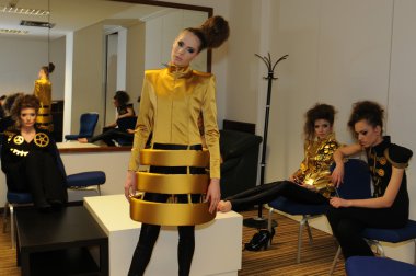 Moskova - 21 Mart: bir model wtc mercedes-benz moda haftası sırasında üzerinde 21 Mart 2012'de Moskova'da kuliste sabina gorelik sonbahar kış 2012 tanıtımı için hazır olun