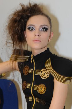 Moskova - 21 Mart: manken wtc mercedes-benz moda haftası sırasında üzerinde 21 Mart 2012'de Moskova'da kuliste sabina gorelik sonbahar kış 2012 tanıtımı için hazır hale getirilir