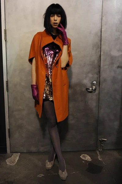 NOVA IORQUE - FEVEREIRO 10: Um modelo posa para Geoffrey Mac Outono Inverno 2012 apresentação em saída Art - 475 10th Avenue durante New York Fashion Week em fevereiro 08, 2012 — Fotografia de Stock