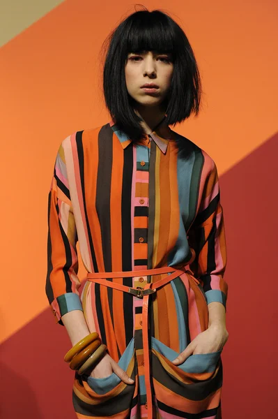 NEW YORK - FEBRUARY 10: A Model poses for Geoffrey Mac Fall Winter 2012 presentation in Exit Art - 475 10th Avenue during New York Fashion Week on February 08 , 2012 — Stock Photo, Image