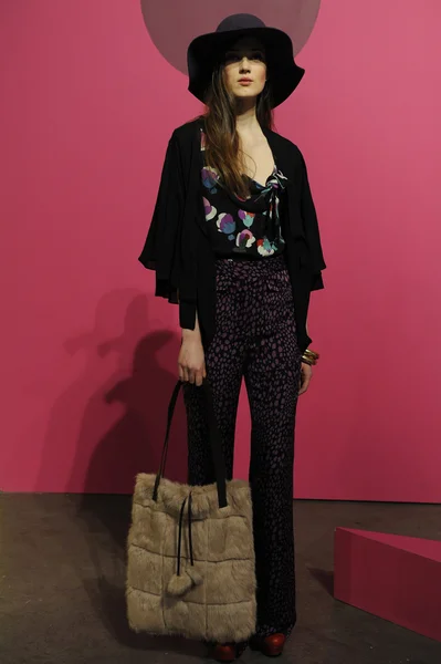 NEW YORK - FEBRUARY 10: A Model poses for Geoffrey Mac Fall Winter 2012 presentation in Exit Art - 475 10th Avenue during New York Fashion Week on February 08 , 2012 — Stock Photo, Image
