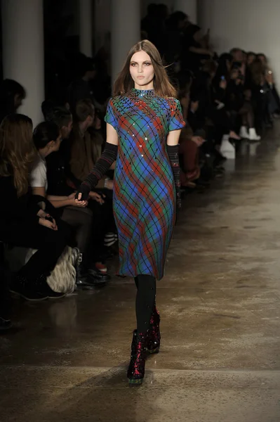 ニューヨーク - 2 月 9 日： モデルで歩く放蕩のコレクションのための走路ジョンソン各階ファッションウィーク ミルク スタジオ マンハッタンで 2012 年 2 月 9 日にニューヨーク市で — ストック写真