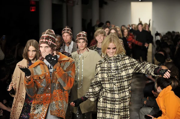 NEW YORK - FEBRUARY 09: Models walk runway for Libertine collection by Johnson Hartig during Fashion week at Milk Studio in Manhattan on February 09, 2012 in New York City — Stock Photo, Image