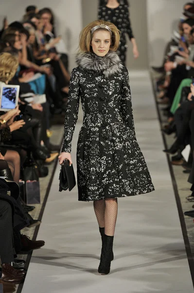 Nowy Jork - 14 lutego: wailks model pasa startowego dla oscar de la renta fallwinter 2012 Prezentacja 11 west 42nd Street podczas new york fashion week 08 lutego 2012 — Zdjęcie stockowe