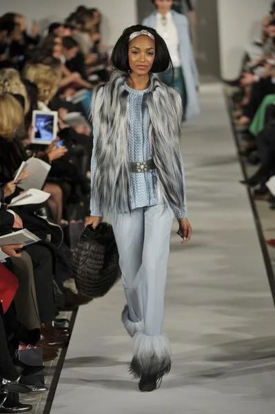 NEW YORK - FEBRUARY 14: A Model walks runway for Oscar De la Renta Fall Winter 2012 presentation at 11 West 42nd Street during New York Fashion Week on February 08, 2012 — Stock Photo, Image