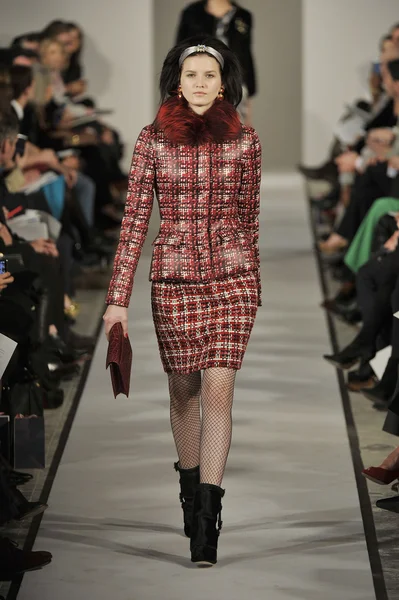 NUEVA YORK - 14 DE FEBRERO: Una modelo camina por la pasarela para la presentación de Oscar De la Renta Otoño Invierno 2012 en 11 West 42nd Street durante la Semana de la Moda de Nueva York el 08 de febrero de 2012 — Foto de Stock