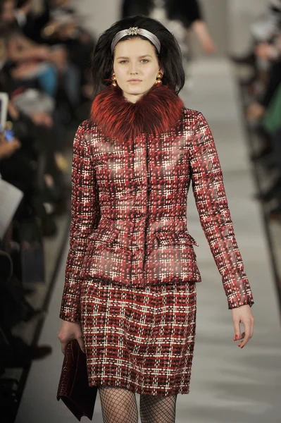 New york - február 14.: a modell sétál a kifutópálya, oscar de la renta ősz tél 2012 bemutató 11 west 42nd Street során new york fashion week 2012. február 08. — Stock Fotó