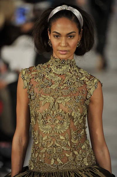 NOVA IORQUE - FEVEREIRO 14: Um modelo caminha pista para Oscar De la Renta Outono Inverno 2012 apresentação em 11 West 42nd Street durante New York Fashion Week em fevereiro 08, 2012 — Fotografia de Stock