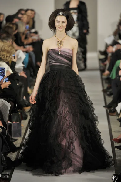 NEW YORK - FEBRUARY 14: A Model walks runway for Oscar De la Renta Fall Winter 2012 presentation at 11 West 42nd Street during New York Fashion Week on February 08, 2012 — Stock Photo, Image