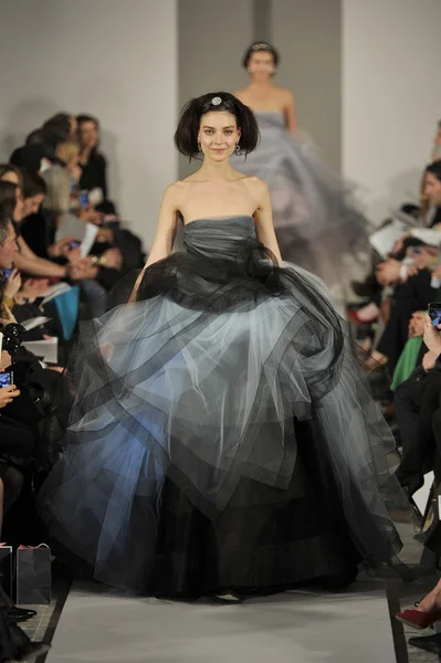 NOVA IORQUE - FEVEREIRO 14: Um modelo caminha pista para Oscar De la Renta Outono Inverno 2012 apresentação em 11 West 42nd Street durante New York Fashion Week em fevereiro 08, 2012 — Fotografia de Stock