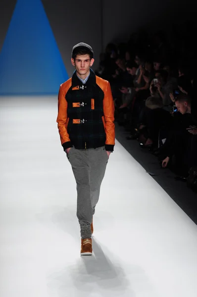 NOVA IORQUE - FEVEREIRO 10: Modelo masculino caminha pista para Ideia Geral Outono Inverno 2012 apresentação no Lincoln Center durante New York Fashion Week em fevereiro 10, 2012 — Fotografia de Stock