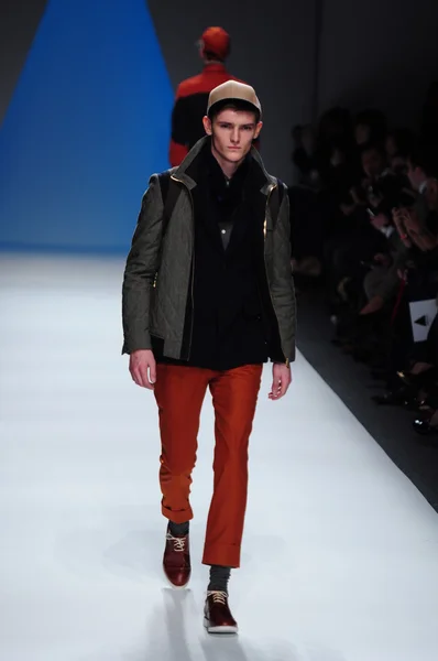 NOVA IORQUE - FEVEREIRO 10: Modelo masculino caminha pista para Ideia Geral Outono Inverno 2012 apresentação no Lincoln Center durante New York Fashion Week em fevereiro 10, 2012 — Fotografia de Stock