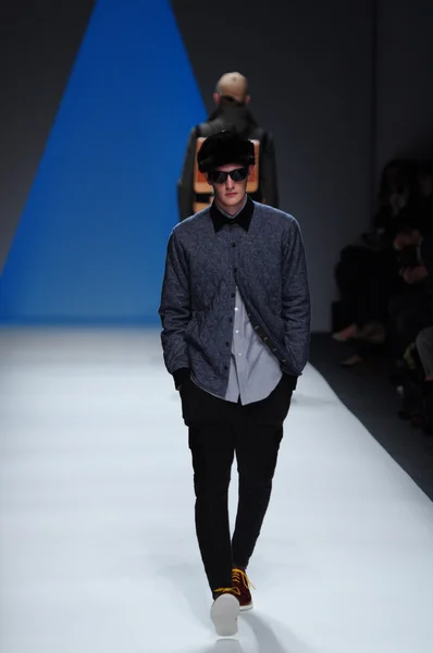 NOVA IORQUE - FEVEREIRO 10: Modelo masculino caminha pista para Ideia Geral Outono Inverno 2012 apresentação no Lincoln Center durante New York Fashion Week em fevereiro 10, 2012 — Fotografia de Stock