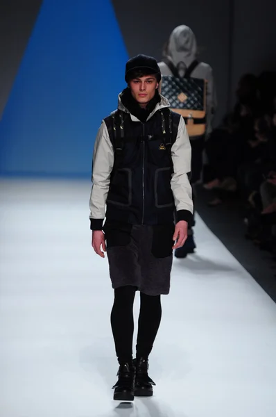 NEW YORK - FEBRUARY 10: Male model walks runway for General Idea Fall Winter 2012 presentation in Lincoln Center during New York Fashion Week on February 10, 2012 — Stock Photo, Image